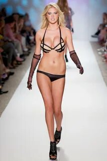 Kate Upton Pictures. Beach Bunny Swimwear SS 2011 Runway. Ho