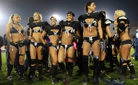 Женская лига: модели в бикини играют в футбол