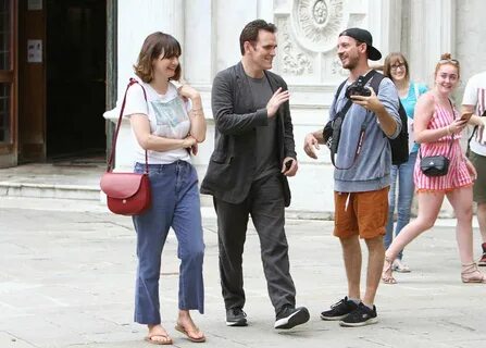 Emily Mortimer Feet (6 photos) - celebrity-feet.com