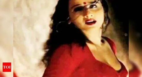 Red hot Vidya Balan brings red saris in vogue - Times of Ind