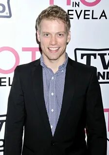 Barrett Foa Picture 1 - The 'Hot in Cleveland' Premiere