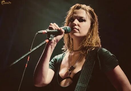 HALESTORM's LZZY HALE: 'Never Let Anyone Tell You That You A