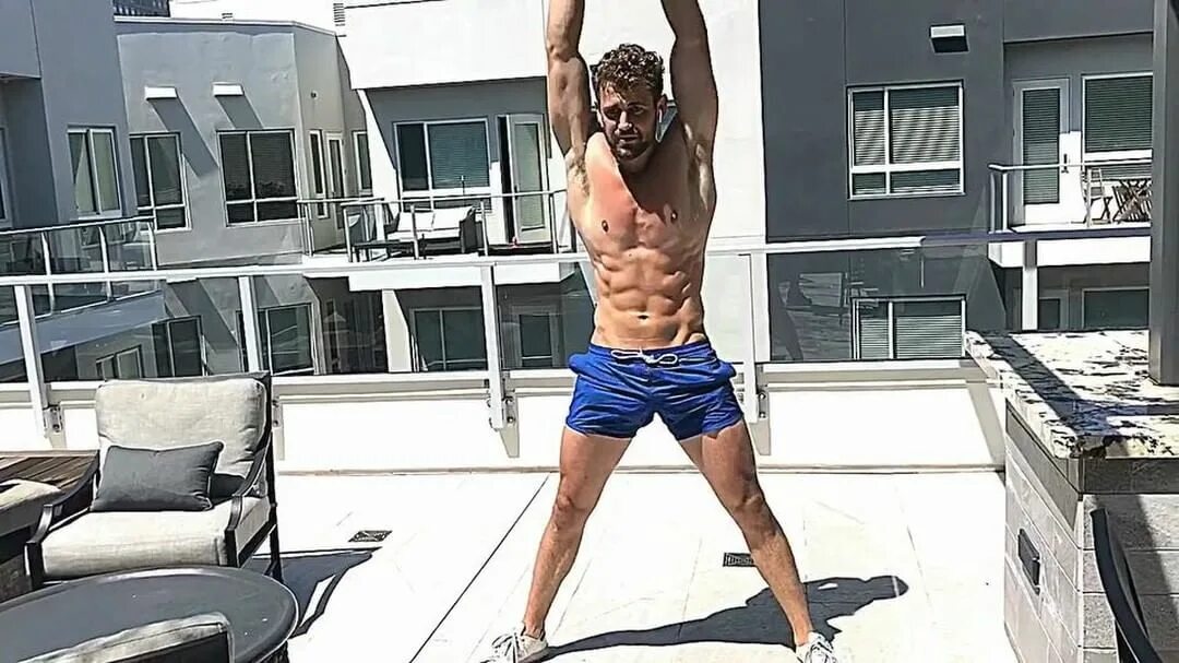 Nick Viall в Instagram: "Quickie before the pool*10 reps each*10 rds*n...