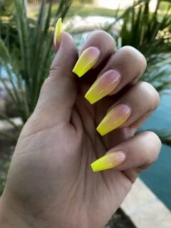 Желтый френч на ногтях (74 фото)