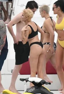 Halsey Having some fun on a yacht in Miami - Celebzz - Celeb