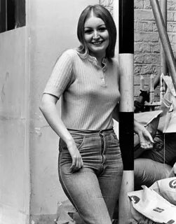 Mary Hopkin in London, 1971. - Bygonely