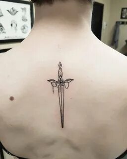 Татуировка меч на спине (59 фото)