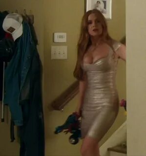 Big boobs: Isla Fisher is a fine wine - GIF Video.