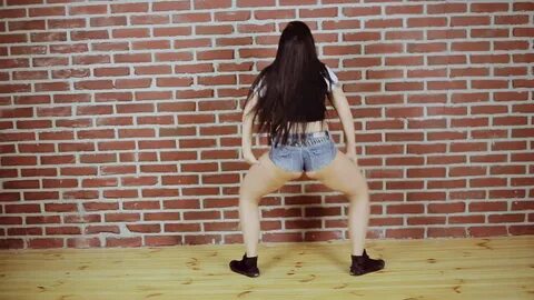 attractive woman dancing twerk studio on: стоковое видео (бе