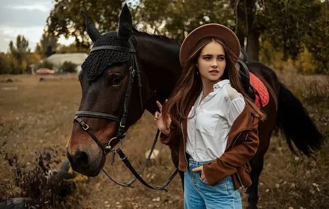 Обои девушка, поза, конь, лошадь, куртка, шляпка, Алина Божк