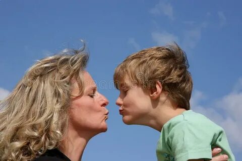 Eine Mutter, Die Ihrem Sohn Einen Kuss Gibt Stockbild - Bild
