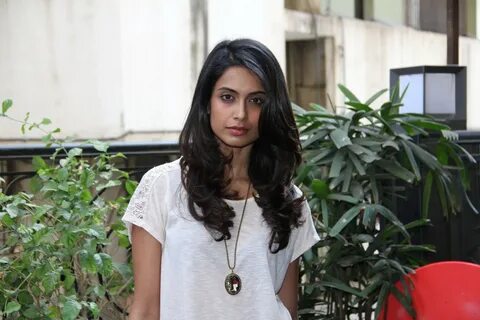 Sarah Jane Dias Looks Sexy In a Tight Blue Jeans and White T