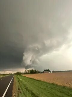 Tanner Charles в Твиттере: "Insane rotating wall cloud near 