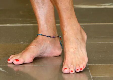 Linda Thorson's Feet wikiFeet