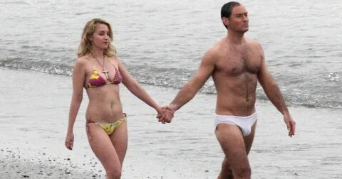 FOTO Jude Law atrapó las miradas con diminuta sunga en playa