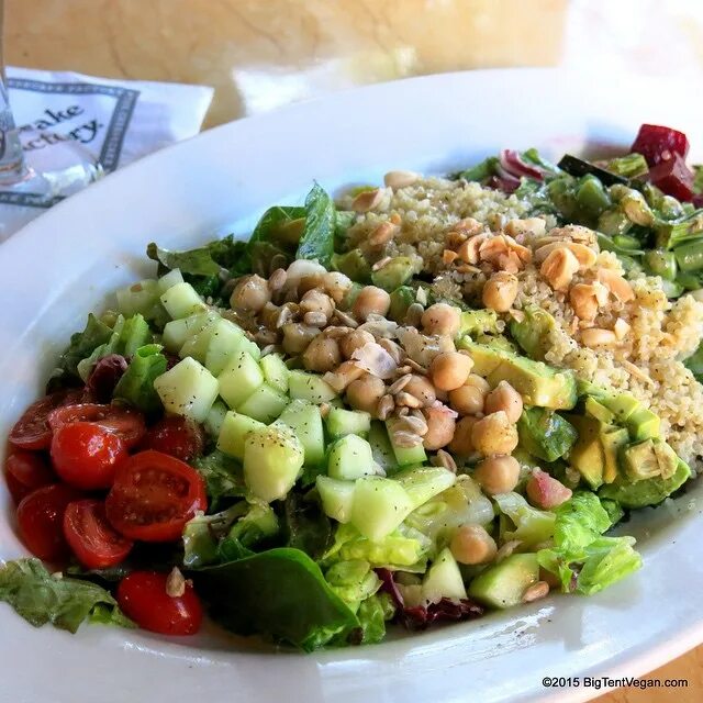 Instagram-Konto veröffentlicht: „Vegan Cobb Salad from The Cheesecake Facto...