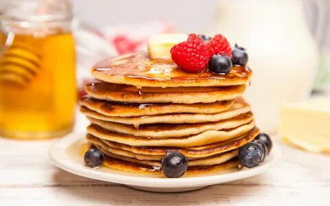 Скачать обои ягоды, черника, клубника, мед, блины, pancakes,