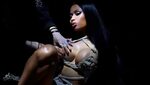 Nicki Minaj modela extraño y sexy bikini tras show en los BB