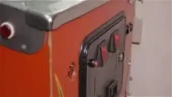 Man Memasukkan Kuartal Ke 25 Cent Arcade Machine Coin Slot V