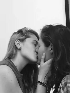 Lesbian Kiss Kirsten :: Dynacomp-project.eu