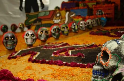 File:Ofrenda de muertos en CU.jpg - Wikimedia Commons