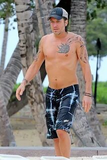 Keith Urban Shirtless in Hawaii Pictures POPSUGAR Celebrity 