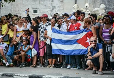Y el Malecón recibió al crucero -Un grupo de cubanos espera 