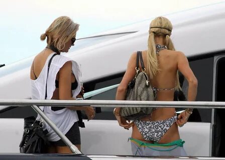 Paris Hilton in a swimsuit in Sydney-15 GotCeleb