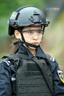 Female SWAT members show off police skills at competition(1/