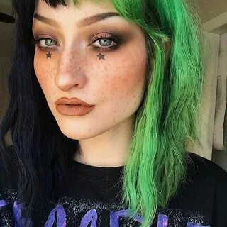 Cheveux verts Black and green hair, Split dyed hair, Green h