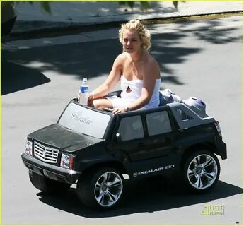 Britney Spears Drives One Of Those TINY Smart Cars? TheCount