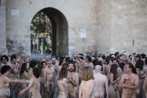 FOTOGALERÍA Sesión de fotos nudista de Spencer Tunick en Val