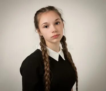 Красивый девочка-подросток при косички одетые в черноте Сток
