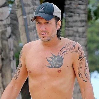 Shirtless Keith Urban Shows Off His Tattoos in Hawaii Keith 