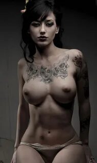 Откровенные снимки девушек с татуировками.