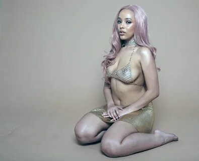 Check out the new collection of a few Doja Cat naked tits photos! 