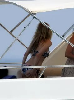 Avril Lavigne - New Bikini Pics On Yacht In Saint Tropez - J