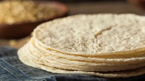 Tortillas de maíz para tacos y nachos caseros, receta fácil 