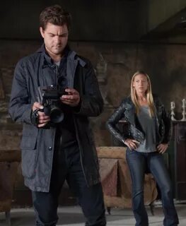 FRINGE: Peter (Josh Jackson, L) and Olivia (Anna Torv, R) di