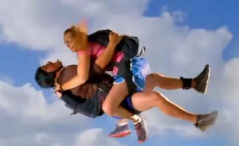 Couple had sex while sky-diving in air