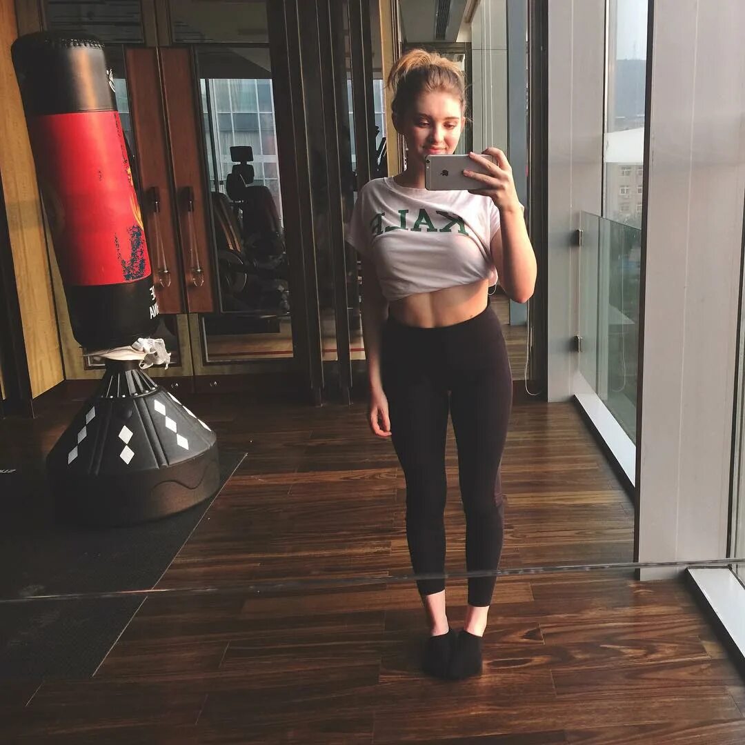 Willow Shields в Instagram: "Sweat it out.. 