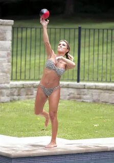 Jesse james decker topless Jessie James Decker Suffers Camel