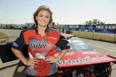 Erica Enders sets track record in Full Throttle pro stock qu