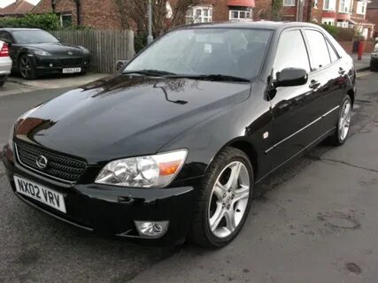 Lexus is 200 (c 1999 по 2005)