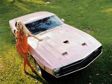Playmate Pink: все розовые автомобили "Моделей года" Playboy.