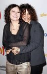Cele bitchy Sara Gilbert is engaged to Linda Perry after the