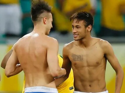 Neymar shirtless and showing his weak body in FC Barcelona 2