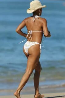 Jada Pinkett-Smith At A Beach In Hawaii - Celebzz - Celebzz