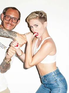 Se Mileys nya sexiga bilder