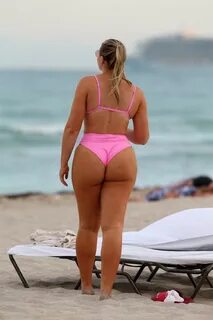 iskra lawrence rocks a pink bikini as she enjoys a day at th